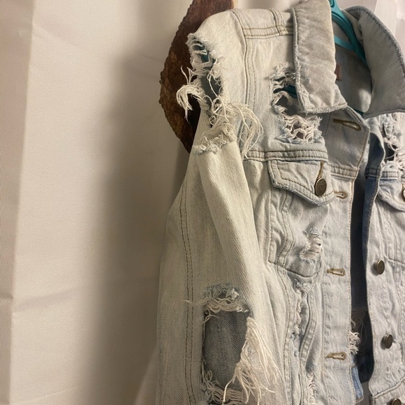 XS Guess distressed denim jacket​​​ - Picture 5 of 8